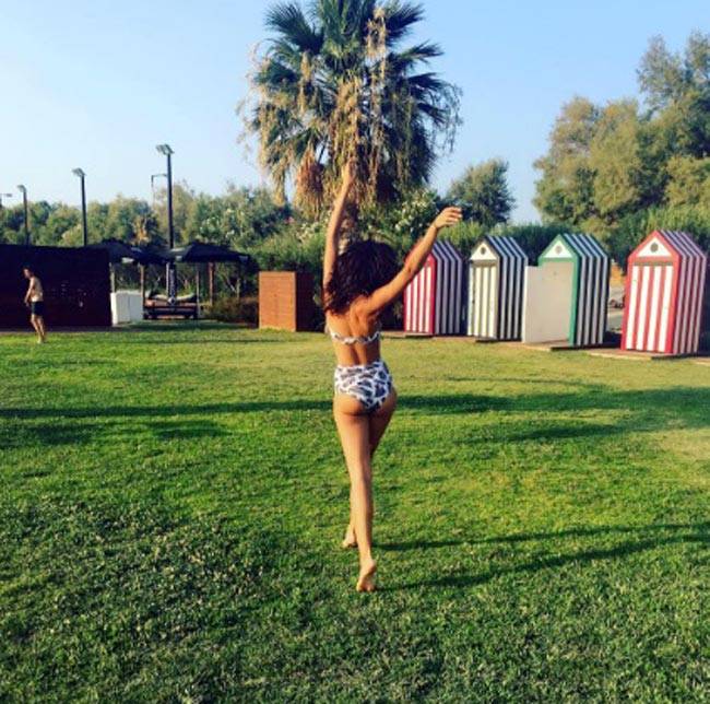 कौन है बॉलीवुड की ये एक्ट्रेस जिसने बिकिनी पहन छिपाया अपना मुंह...