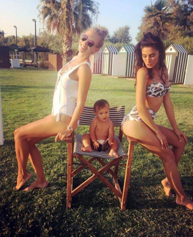 कौन है बॉलीवुड की ये एक्ट्रेस जिसने बिकिनी पहन छिपाया अपना मुंह...