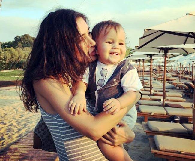 कौन है बॉलीवुड की ये एक्ट्रेस जिसने बिकिनी पहन छिपाया अपना मुंह...