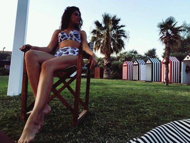 कौन है बॉलीवुड की ये एक्ट्रेस जिसने बिकिनी पहन छिपाया अपना मुंह...