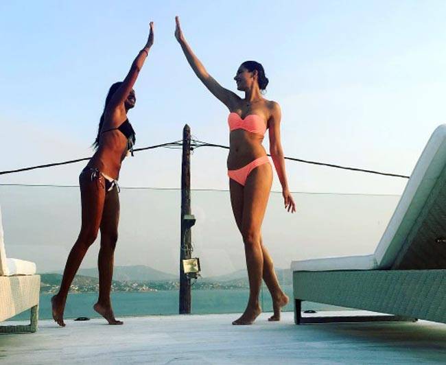 कौन है बॉलीवुड की ये एक्ट्रेस जिसने बिकिनी पहन छिपाया अपना मुंह...