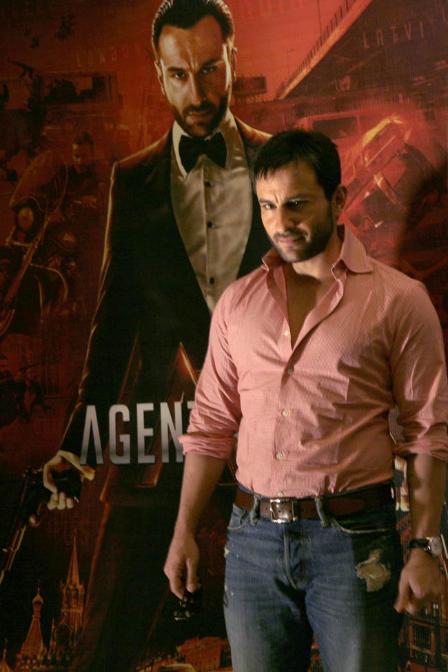 Happy Birthday: सैफ और मनीषा कोइराला की शानदार तस्वीरें...