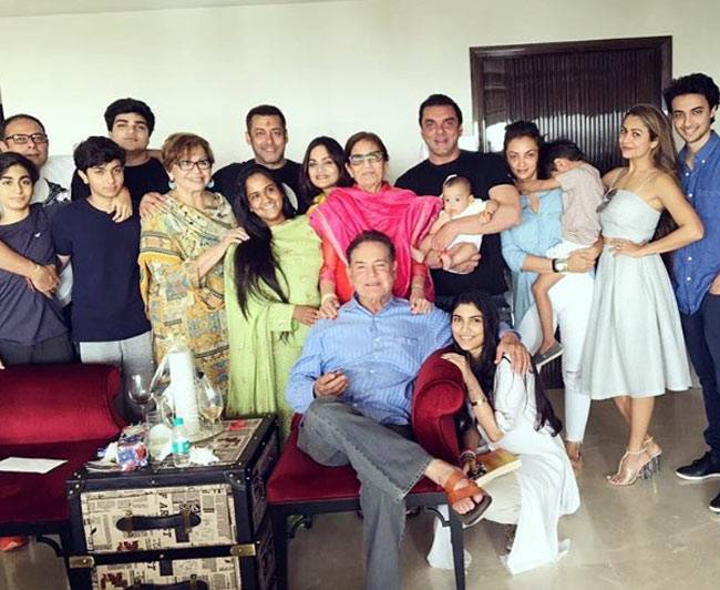 परिवार संग सलमान खान का राखी सेलिब्रेशन
