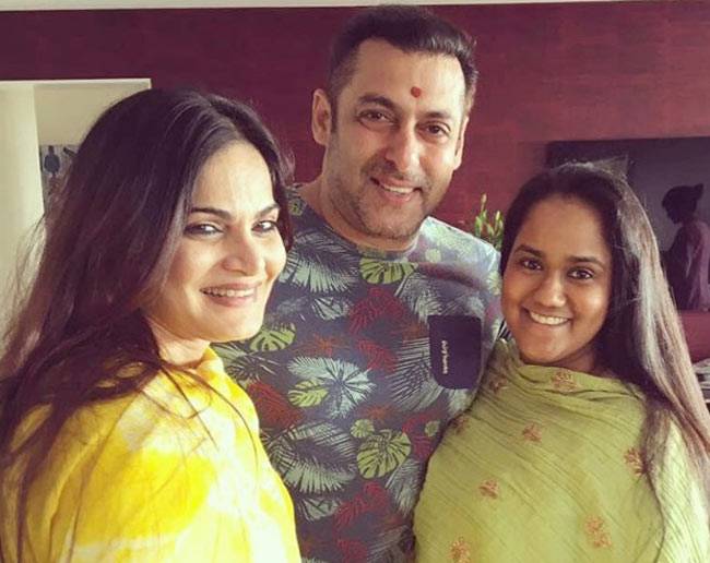 परिवार संग सलमान खान का राखी सेलिब्रेशन