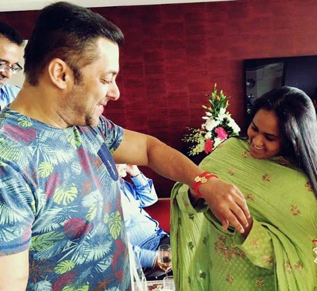 परिवार संग सलमान खान का राखी सेलिब्रेशन