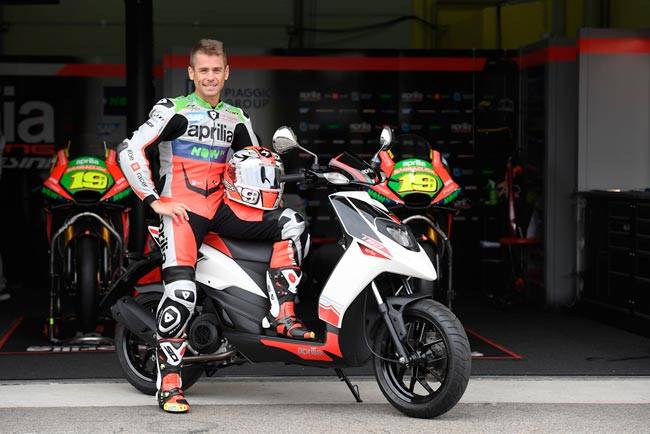 रेसिंग बाइक जैसा स्टाइल है इस स्कूटर में...