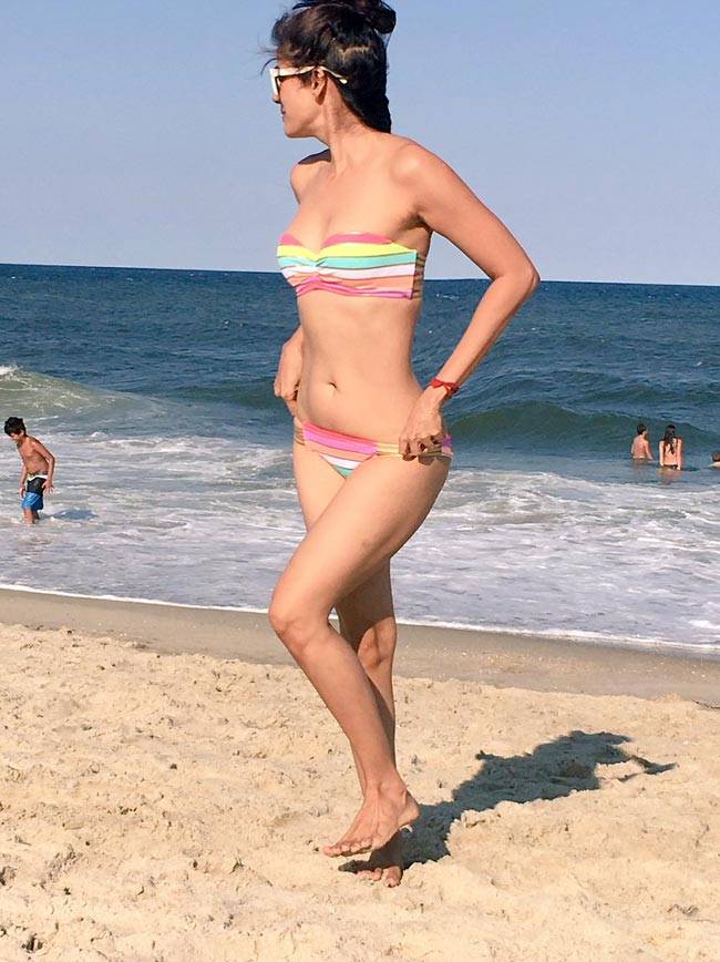 'चक दे इंडिया' की कैप्‍टन ने बिकिनी पहन पानी में लगाए गोते...