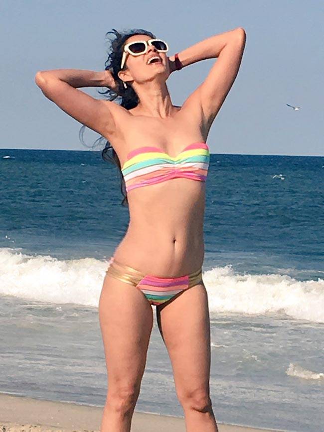 'चक दे इंडिया' की कैप्‍टन ने बिकिनी पहन पानी में लगाए गोते...