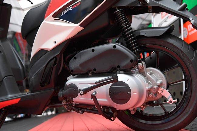 रेसिंग बाइक जैसा स्टाइल है इस स्कूटर में...