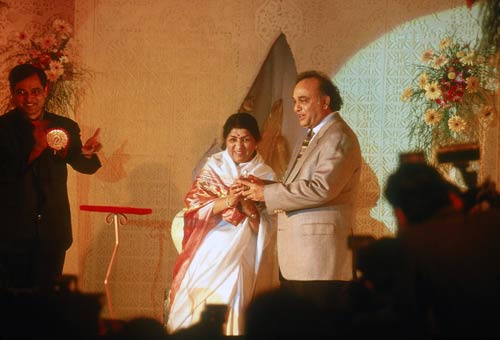 लता दी को कहें Happy B'day और जानें उनकी कुछ हैरान कर देने वाली आदतें...