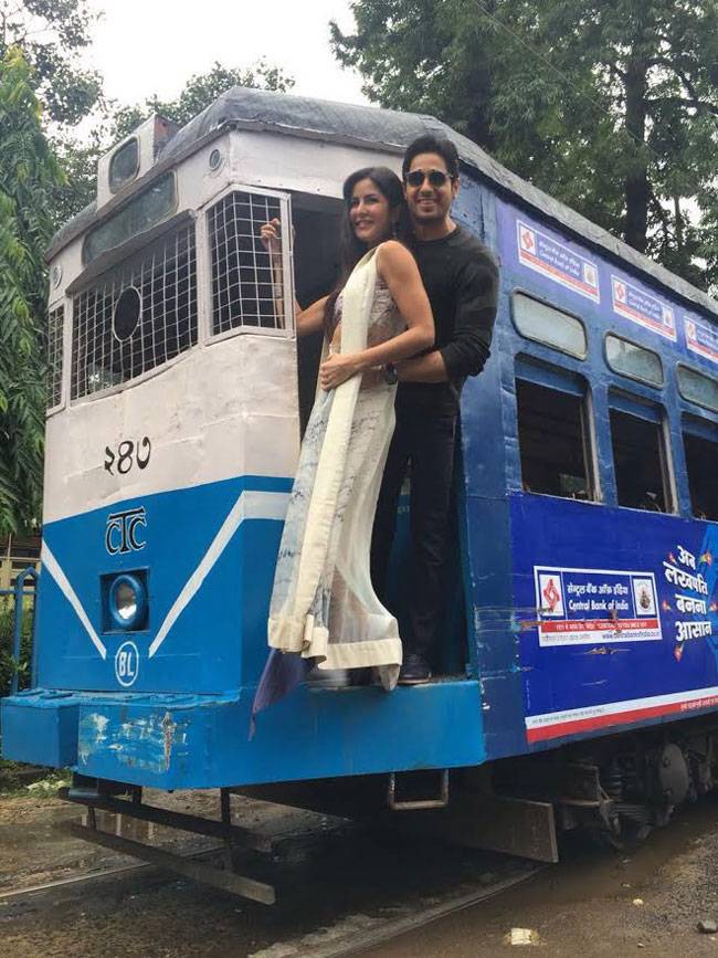 सिद्धार्थ मल्होत्रा और कटरीना कैफ ने की कोलकाता के ट्राम में पार्टी