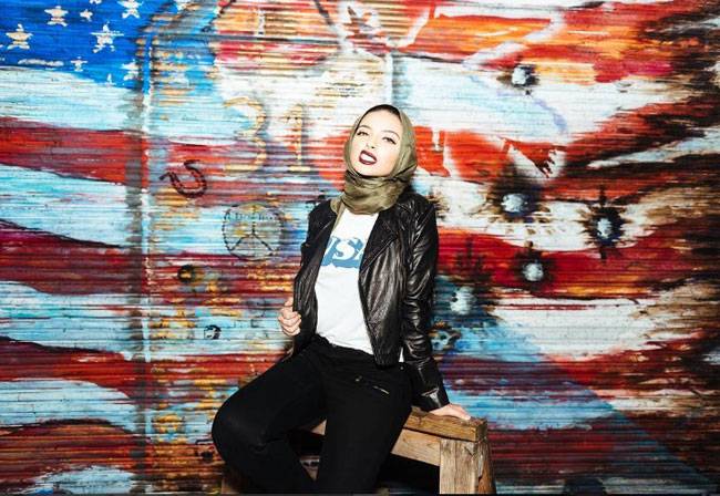 पहली बार Playboy पर न्यूड नहीं हिजाब पहने जर्नलिस्ट बनी मॉडल