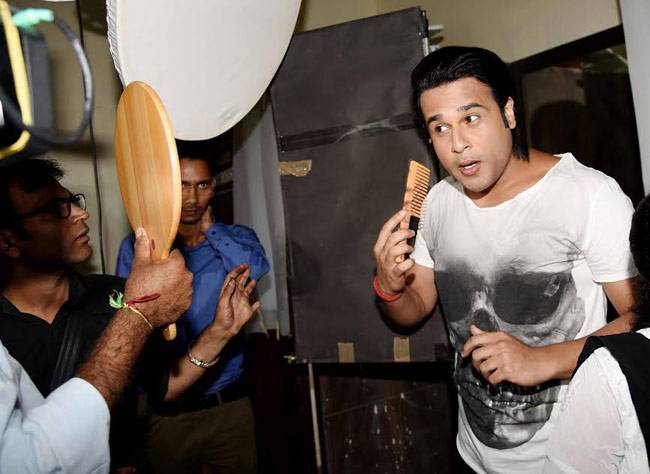 'कॉमेडी नाइट्स बचाओ' के कृष्णा ने गर्लफ्रेंड कश्मीरा संग करवाया Hot फोटोशूट