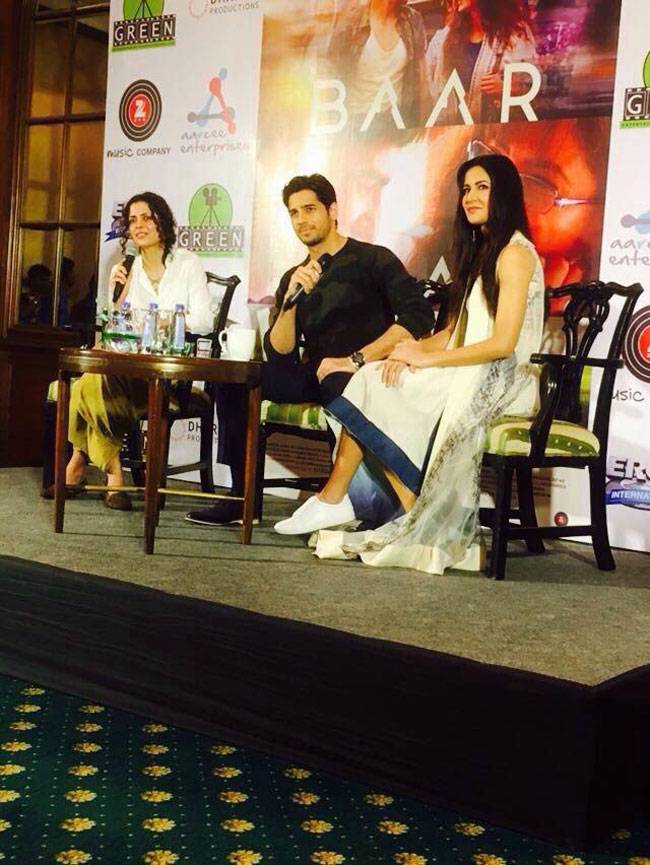 सिद्धार्थ मल्होत्रा और कटरीना कैफ ने की कोलकाता के ट्राम में पार्टी