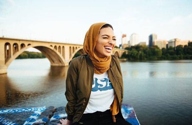 पहली बार Playboy पर न्यूड नहीं हिजाब पहने जर्नलिस्ट बनी मॉडल