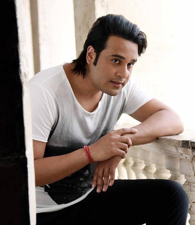 'कॉमेडी नाइट्स बचाओ' के कृष्णा ने गर्लफ्रेंड कश्मीरा संग करवाया Hot फोटोशूट