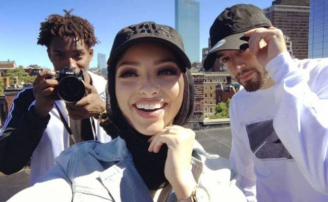 पहली बार Playboy पर न्यूड नहीं हिजाब पहने जर्नलिस्ट बनी मॉडल