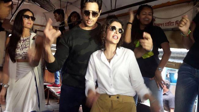 सिद्धार्थ मल्होत्रा और कटरीना कैफ ने की कोलकाता के ट्राम में पार्टी