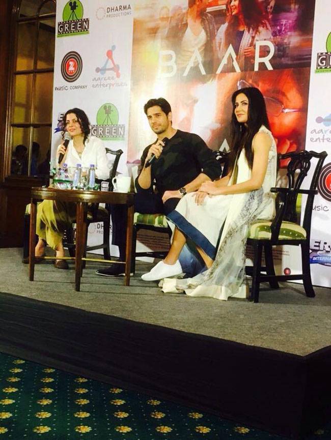 सिद्धार्थ मल्होत्रा और कटरीना कैफ ने की कोलकाता के ट्राम में पार्टी