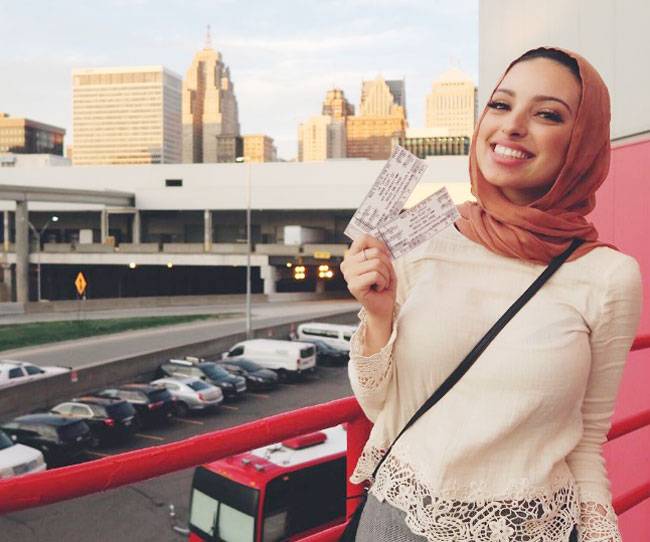 पहली बार Playboy पर न्यूड नहीं हिजाब पहने जर्नलिस्ट बनी मॉडल