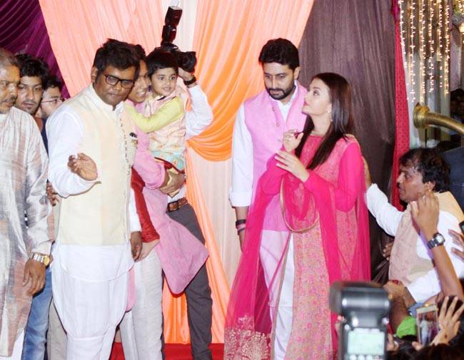 गणपति बप्पा के दरबार में पहुंचे अभिषेक बच्चन और ऐश्वर्या...