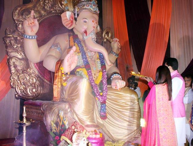 गणपति बप्पा के दरबार में पहुंचे अभिषेक बच्चन और ऐश्वर्या...