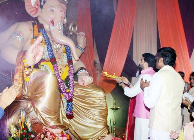 गणपति बप्पा के दरबार में पहुंचे अभिषेक बच्चन और ऐश्वर्या...