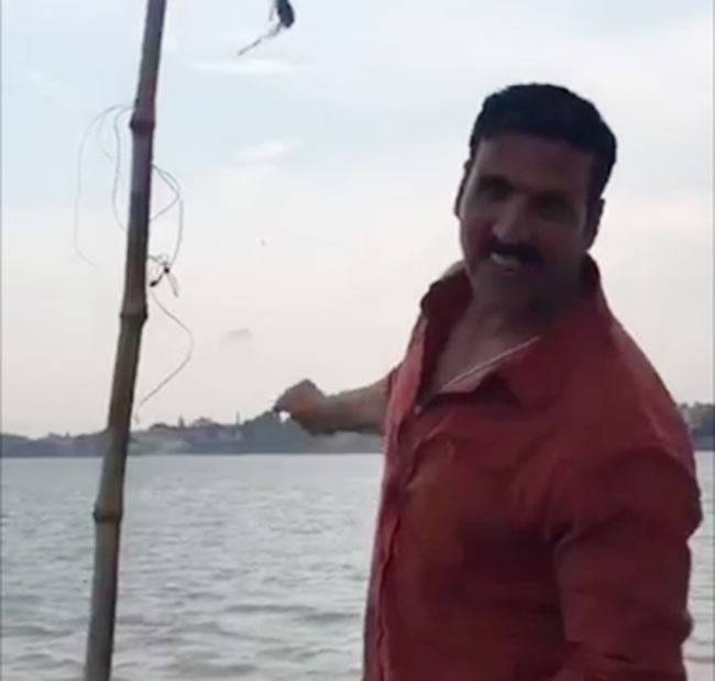 फिल्‍म की शूटिंग के लिए गंगा किनारे पहुंचे अक्षय कुमार...