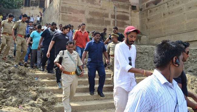 फिल्‍म की शूटिंग के लिए गंगा किनारे पहुंचे अक्षय कुमार...