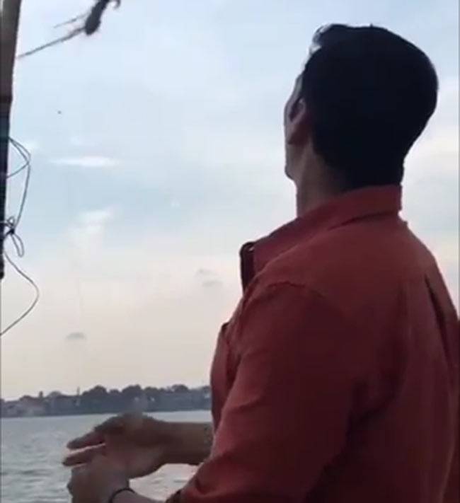 फिल्‍म की शूटिंग के लिए गंगा किनारे पहुंचे अक्षय कुमार...