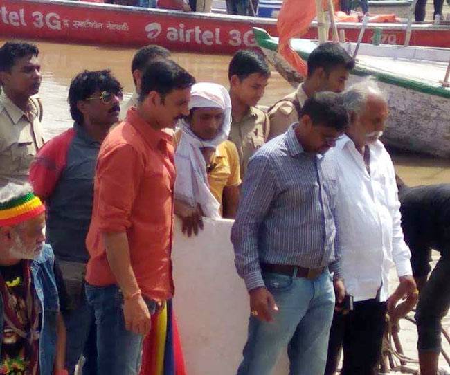 फिल्‍म की शूटिंग के लिए गंगा किनारे पहुंचे अक्षय कुमार...