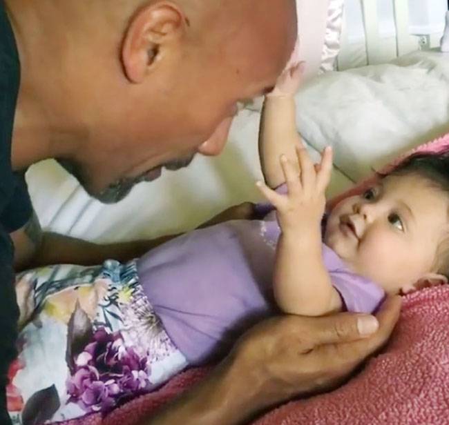 खुद अपनी क्यूट बेबी गर्ल के डायपर बदलते हैं The rock