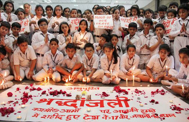 दिल में गुस्सा, आंखों में नमी, पूरे देश ने दी उरी के शहीदों को श्रद्धांजलि