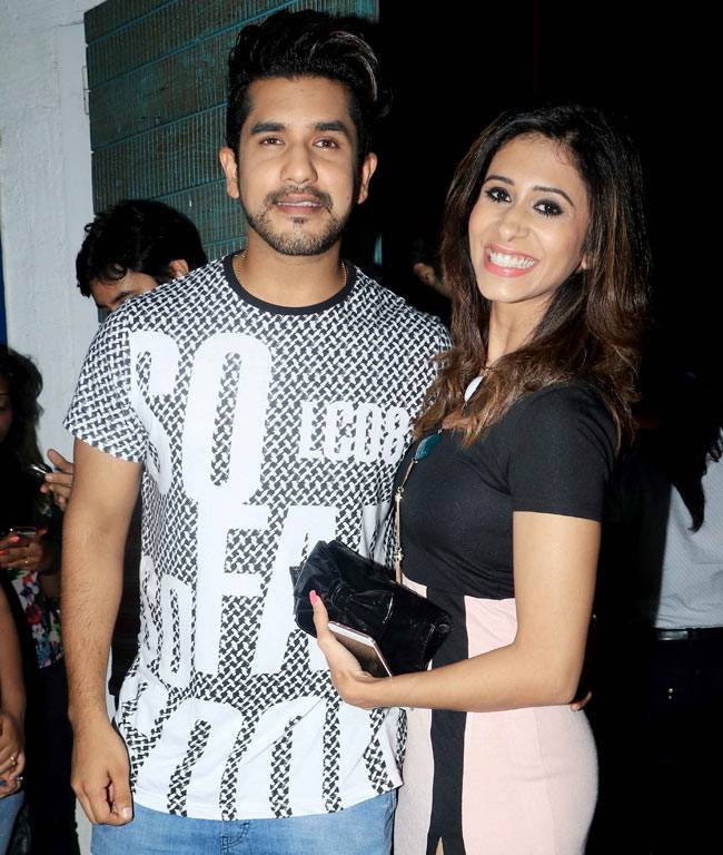 रवि दुबे ने अपनी पत्नी सरगुन को दी बर्थडे पार्टी