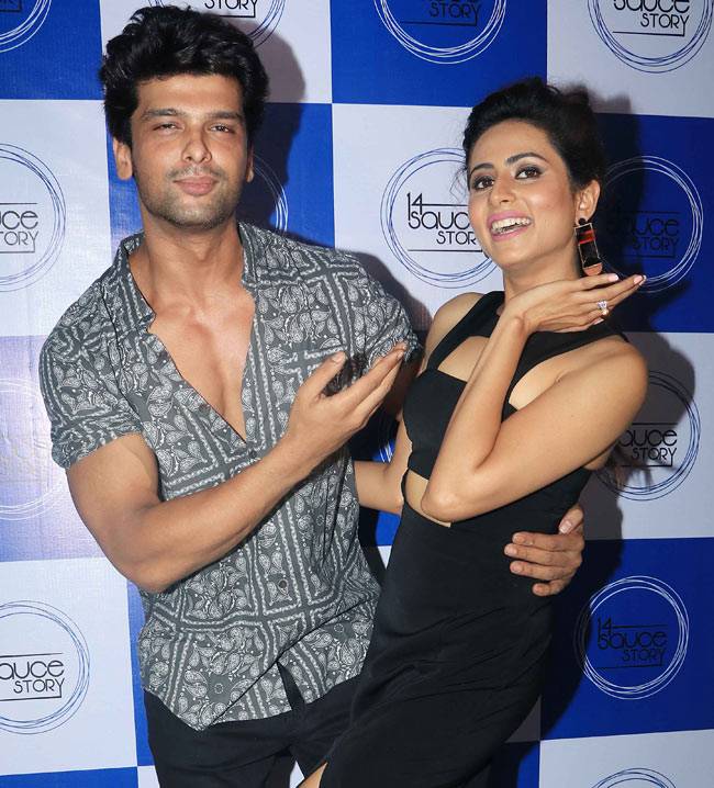 रवि दुबे ने अपनी पत्नी सरगुन को दी बर्थडे पार्टी