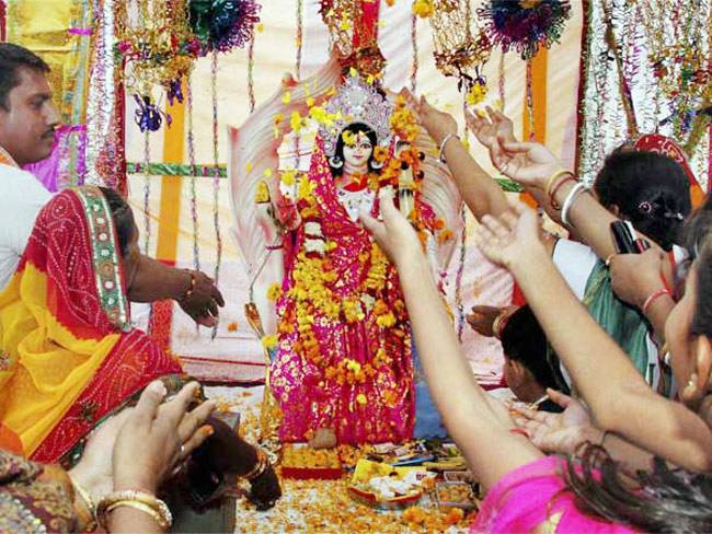 आ गए नवरात्र, चढ़ाएं मां को लाल चुनरी और...