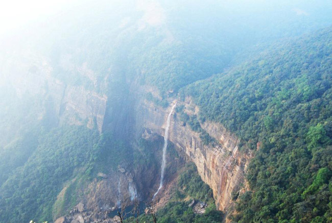 प्रकृति प्रेमी हैं तो इन 10 खूबसूरत जगहों को जरूर देखें...