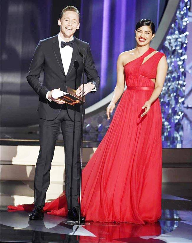 एमी अवॉर्ड 2016: रेड कारपेट पर प्रियंका का लुक देखा आपने...