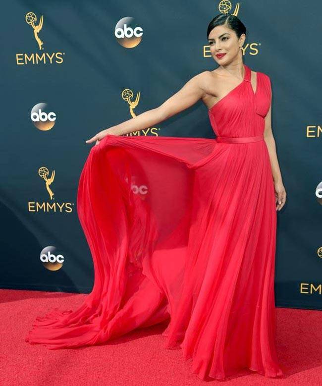 एमी अवॉर्ड 2016: रेड कारपेट पर प्रियंका का लुक देखा आपने...