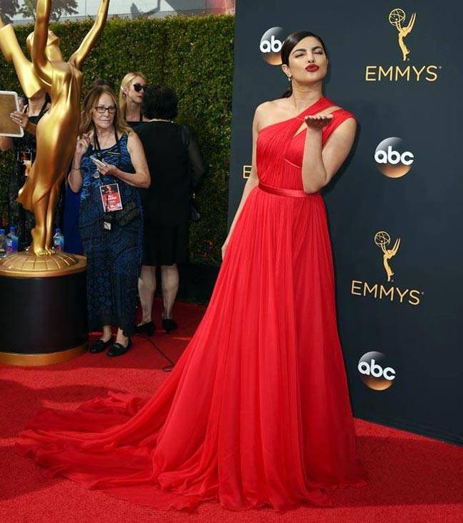 एमी अवॉर्ड 2016: रेड कारपेट पर प्रियंका का लुक देखा आपने...