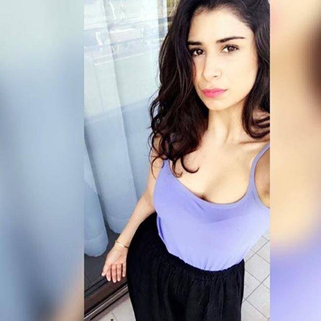 ये ग्‍लैमरस कुड़ी है नवजोत सिंह सिद्धू की बेटी...