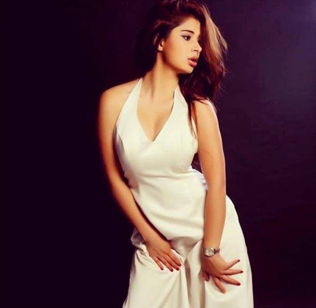 ये ग्‍लैमरस कुड़ी है नवजोत सिंह सिद्धू की बेटी...