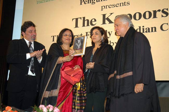 बॉलीवुड के 'चॉकलेटी क्यूट हीरो' ऋषि कपूर के B'day पर देखें उनकी अनदेखी तस्वीरें