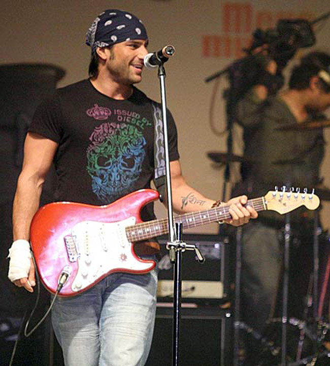 हिंदी दिवस: देसी-विदेशी स्टार्स के इंडियन टैटू