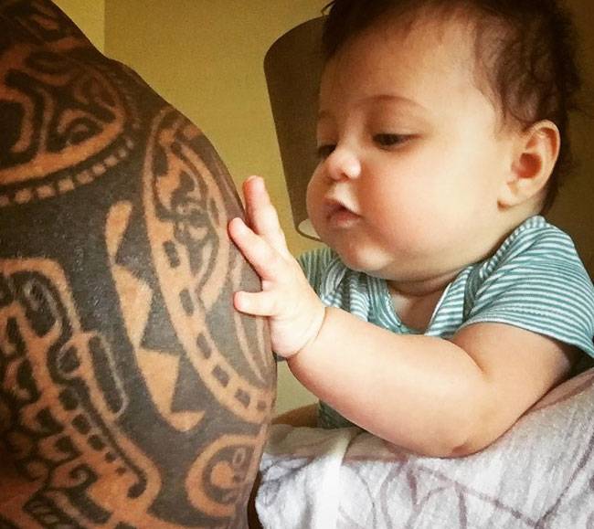 खुद अपनी क्यूट बेबी गर्ल के डायपर बदलते हैं The rock