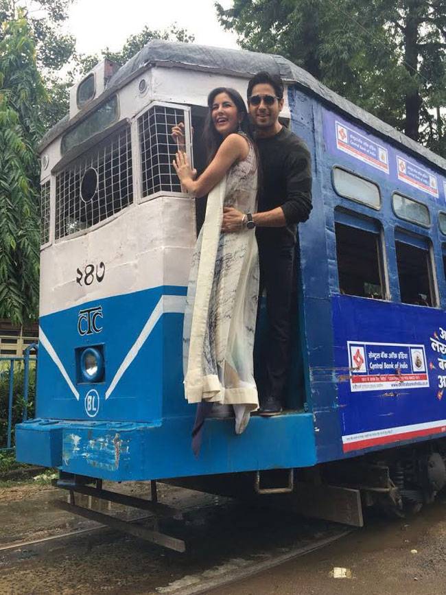 सिद्धार्थ मल्होत्रा और कटरीना कैफ ने की कोलकाता के ट्राम में पार्टी