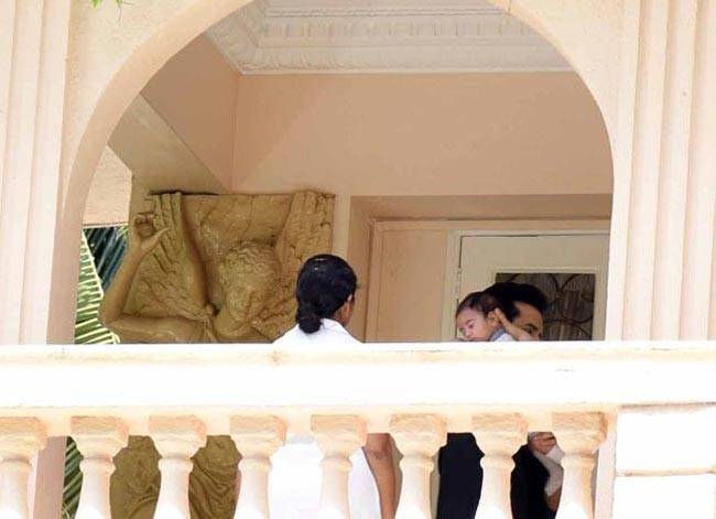 Cute बेटे लक्ष्‍य के साथ पापा तुषार की पहली तस्‍वीर आई सामने