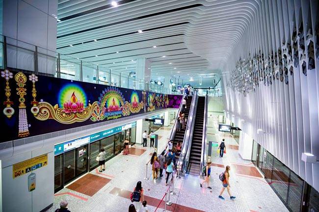 सिंगापुर की यह ट्रेन दि‍वाली थीम पर सजाई गई है...