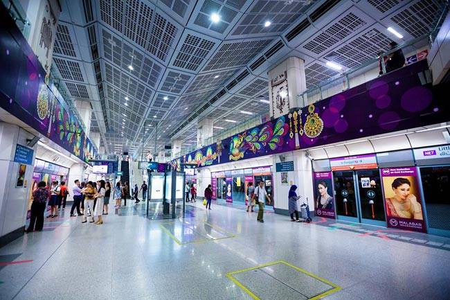 सिंगापुर की यह ट्रेन दि‍वाली थीम पर सजाई गई है...