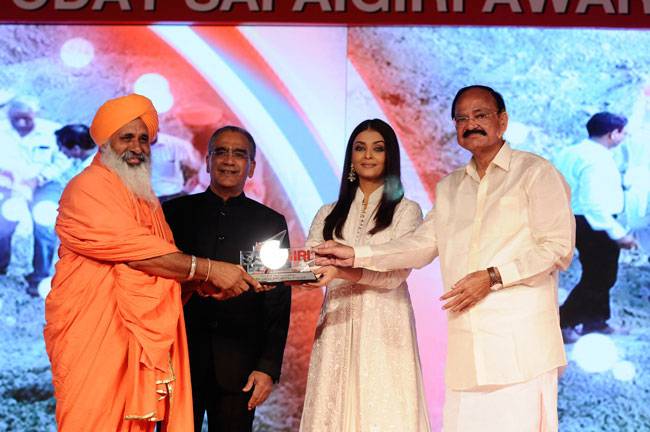 ऐश्वर्या-वेंकैया के साथ 'सफाईगीरी'!